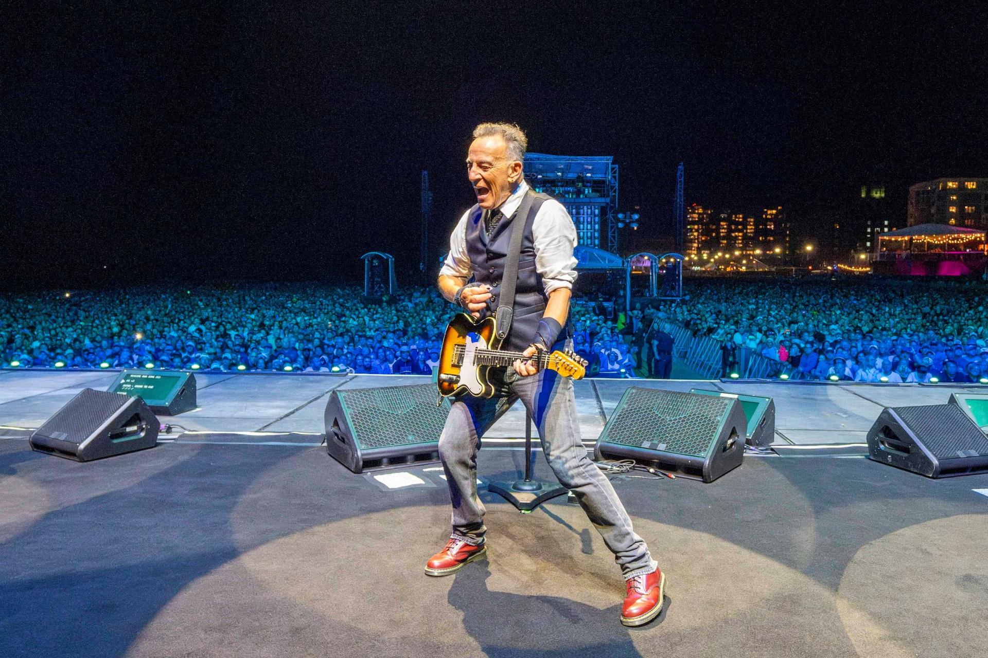 Bruce_Springsteen_Sea.Hear.Now_Asbury_Park_NJ_Credit_Rob_DeMartin.jpg